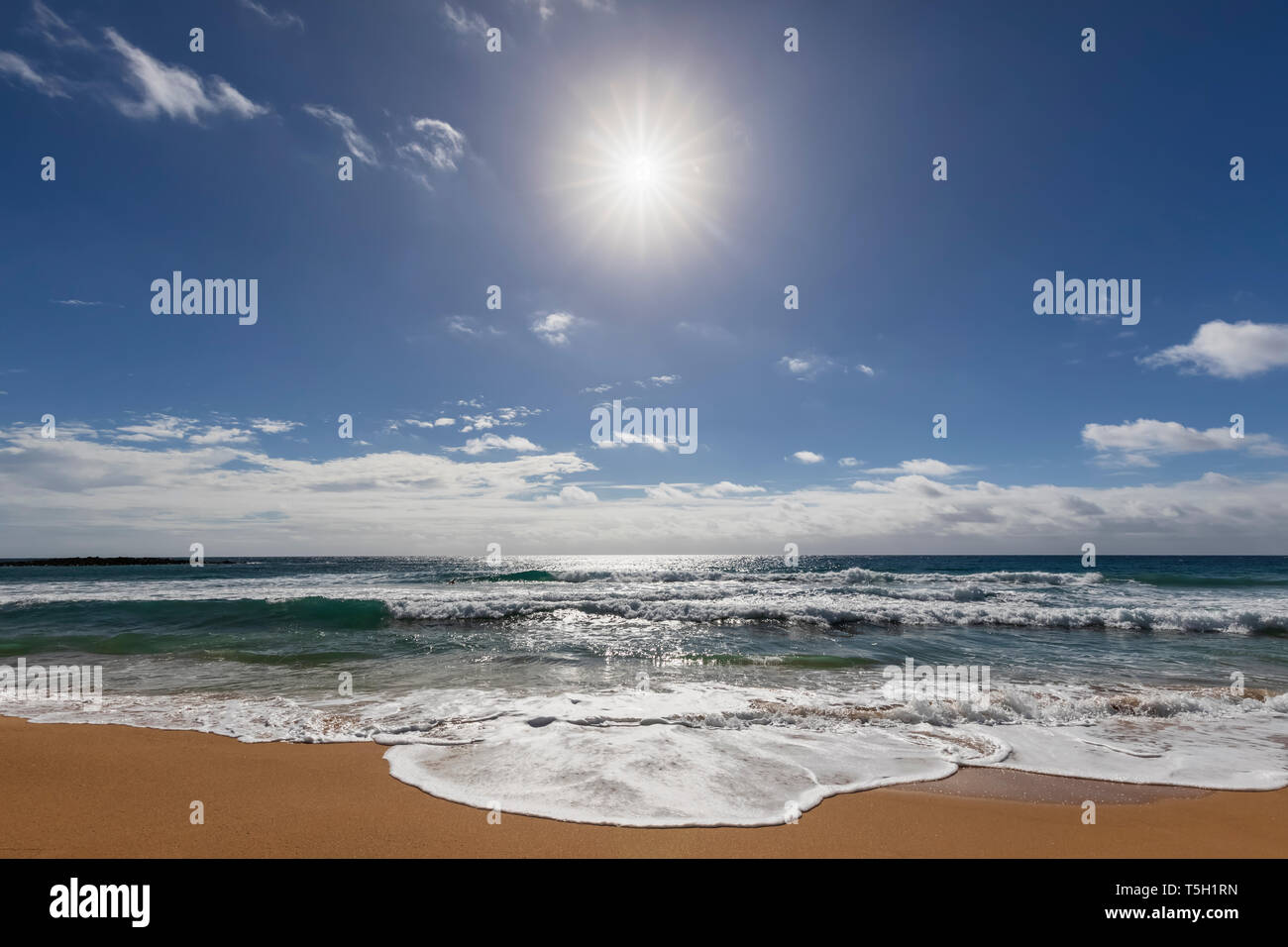 Stati Uniti d'America, Hawaii, Kauai, Kealia Beach agsinst sun Foto Stock