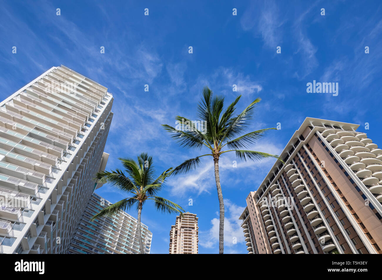 Stati Uniti d'America, Hawaii, Oahu, Honolulu, Waikiki, edifici ad alta e a basso angolo di visione Foto Stock
