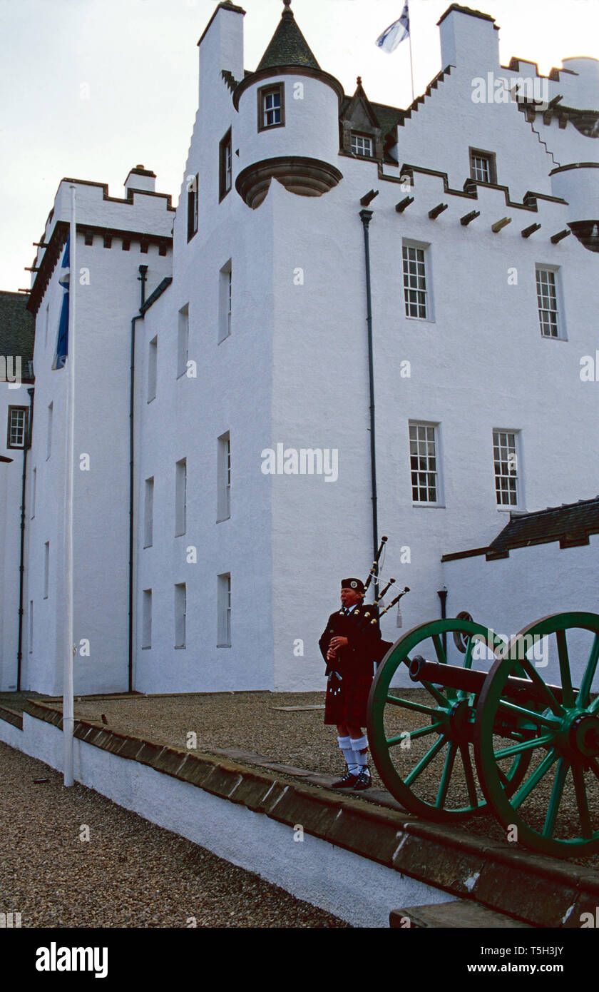 Bagpiper al di fuori del castello di Blair,Scozia Scotland Foto Stock