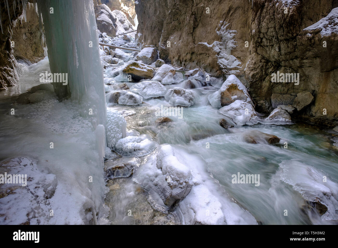 In Germania, in Baviera, Baviera, Werdenfelser Land, Garmisch Partenkirchen, Partnach Gorge, neve e ghiaccio e ghiaccioli Foto Stock