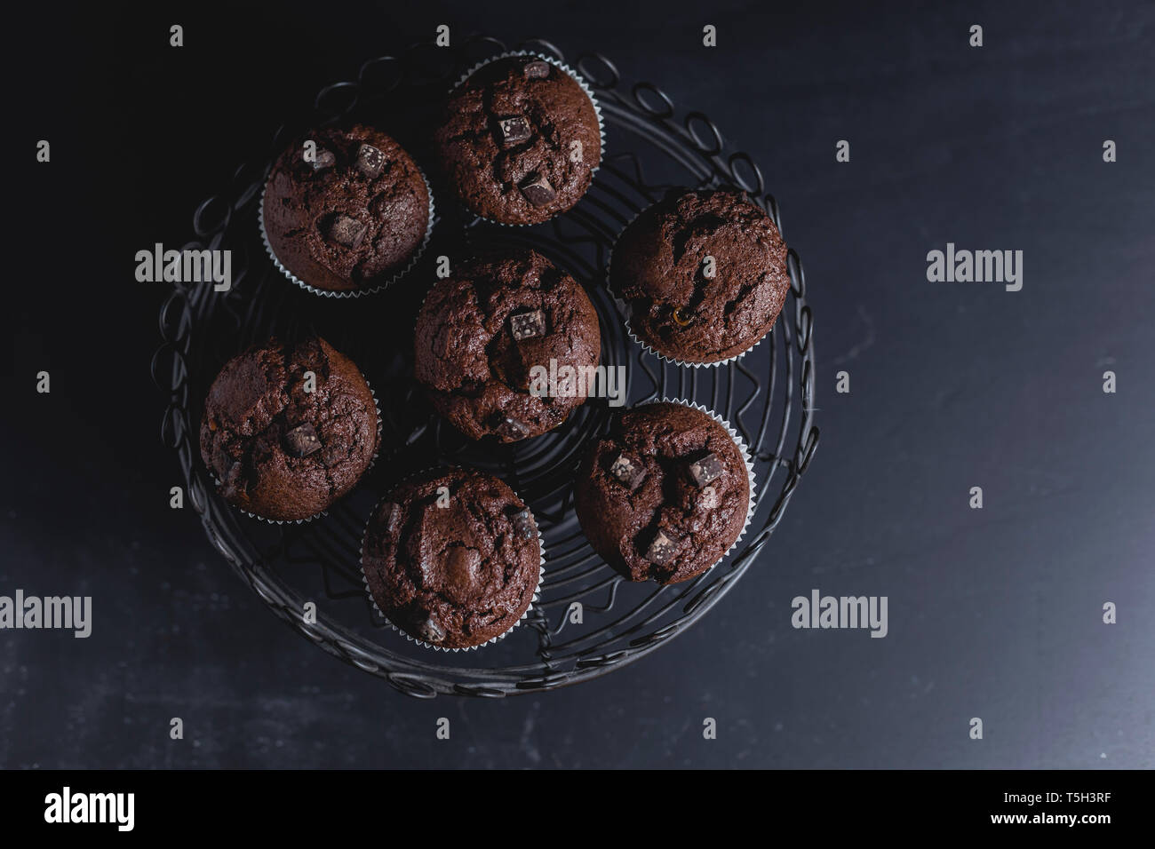 Muffin al cioccolato sulla torta stand Foto Stock