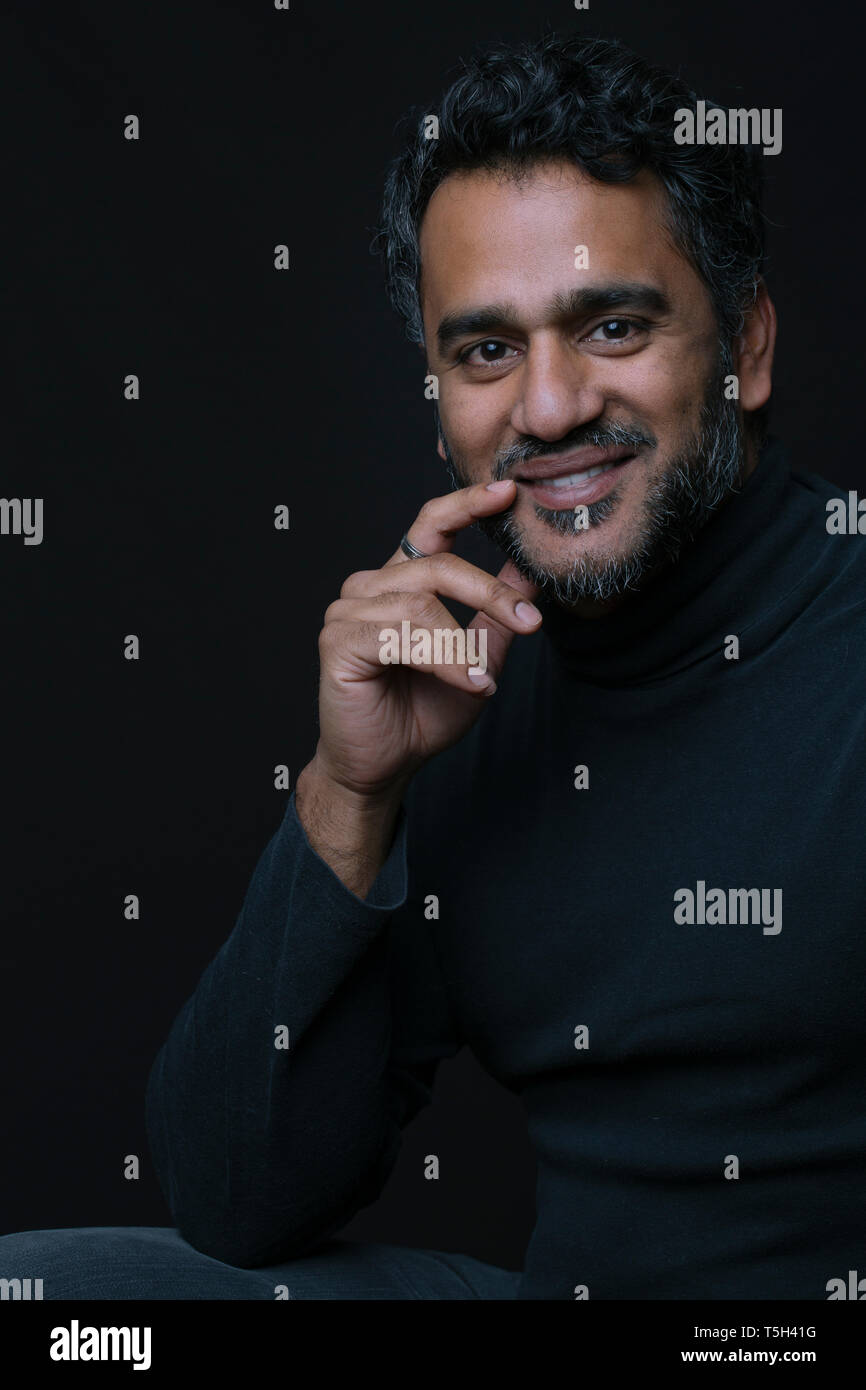 Ritratto di un uomo indiano, sorridente Foto Stock