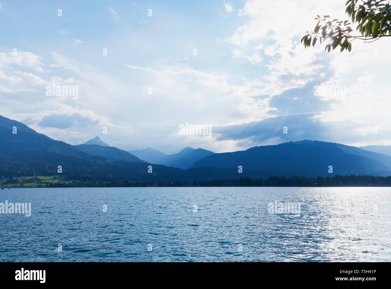 Austria, Alpi, Salisburgo, Salzkammergut, Salzburger Land, luce atmosferica al Wolfgangsee Foto Stock