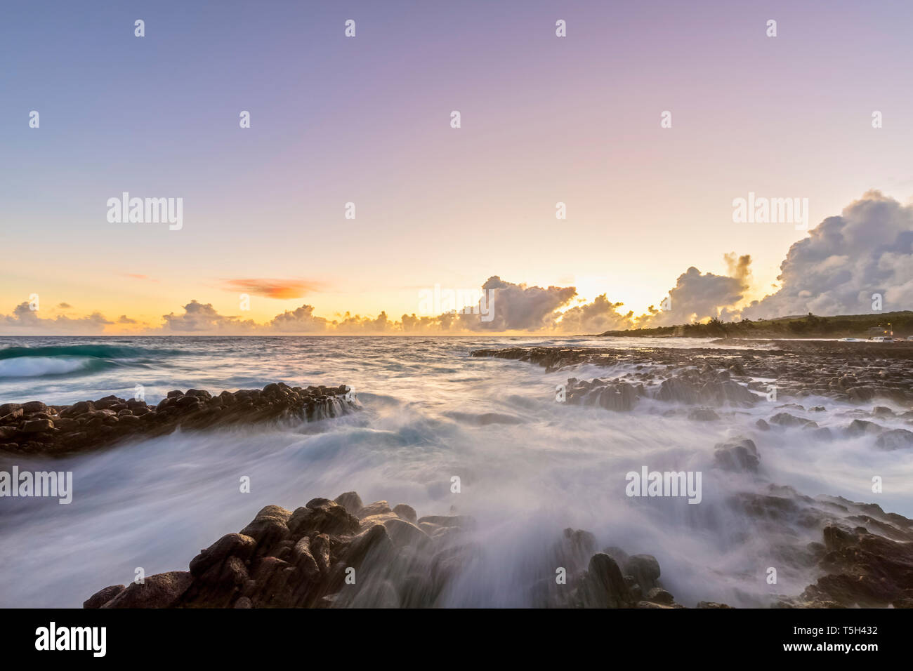Stati Uniti d'America, Hawaii, Kauai, Oceano Pacifico, Sud della costa, Kukuiula Bay al tramonto Foto Stock