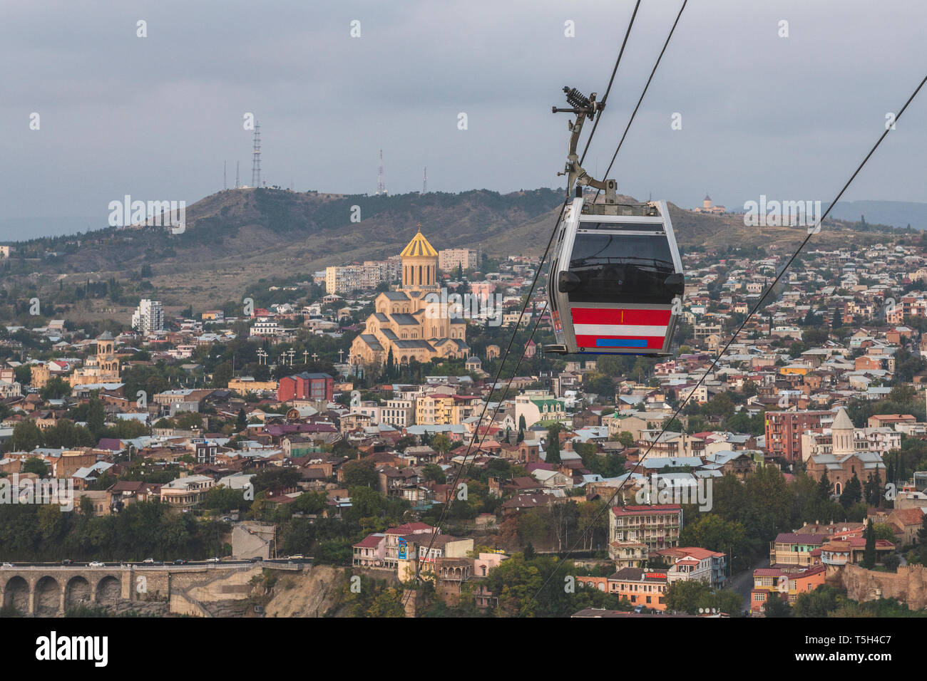 La Georgia, Tbilisi, funivia alla fortezza di Narikala con vista sulla Cattedrale di Sameba Foto Stock