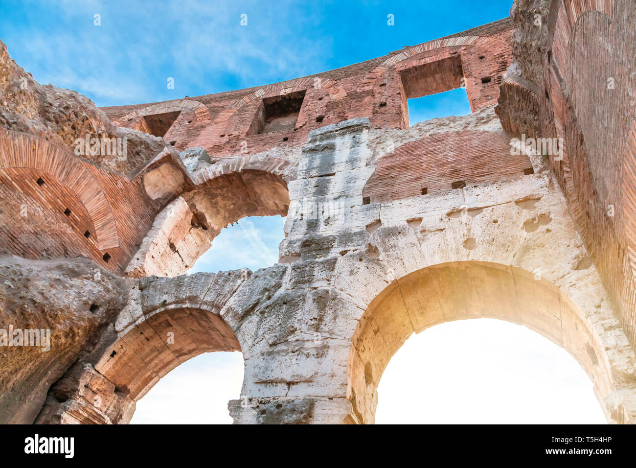 Italia, Roma, gli archi del Colosseo Foto Stock