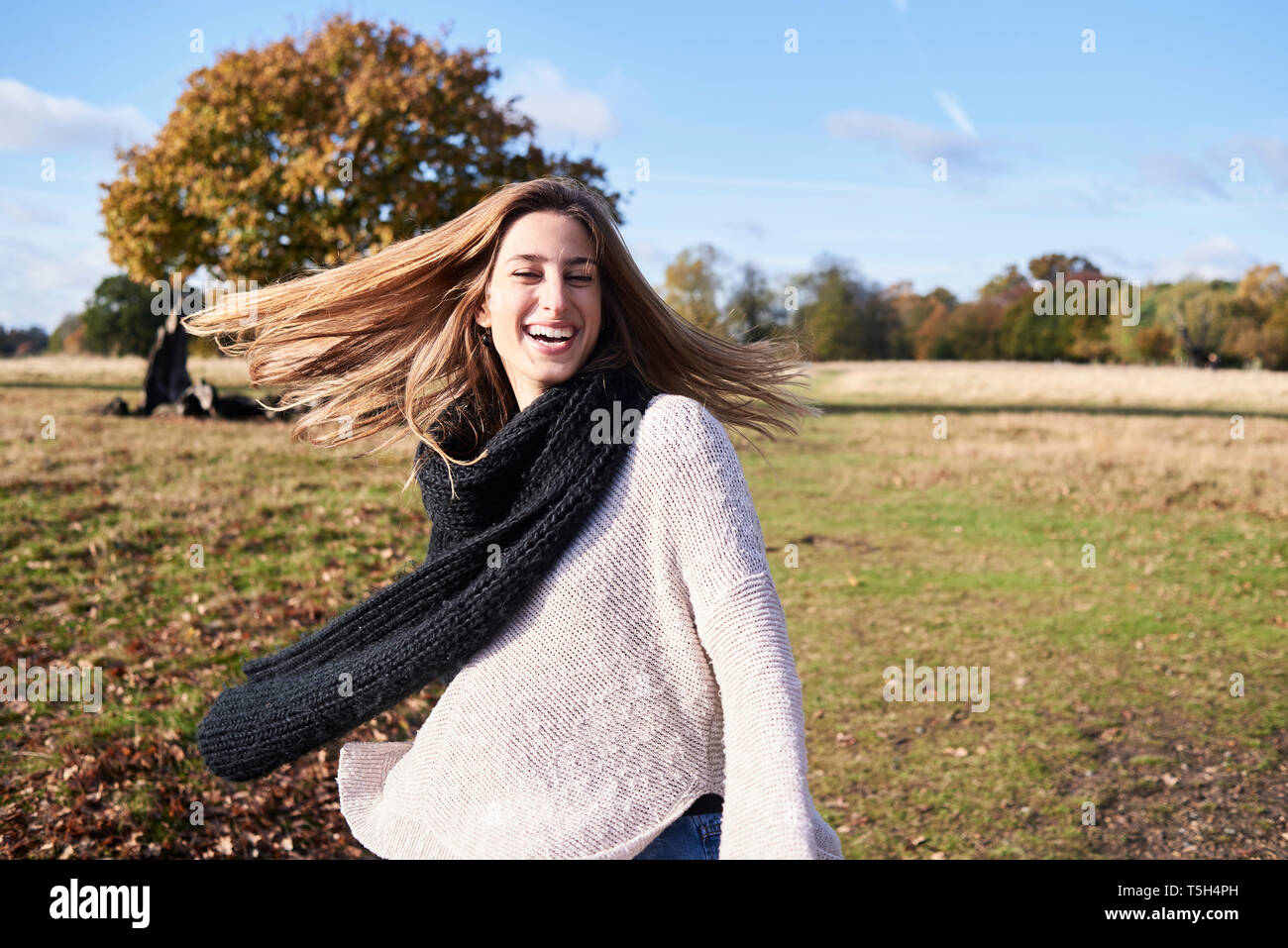 Ritratto di felice giovane donna in un parco Foto Stock
