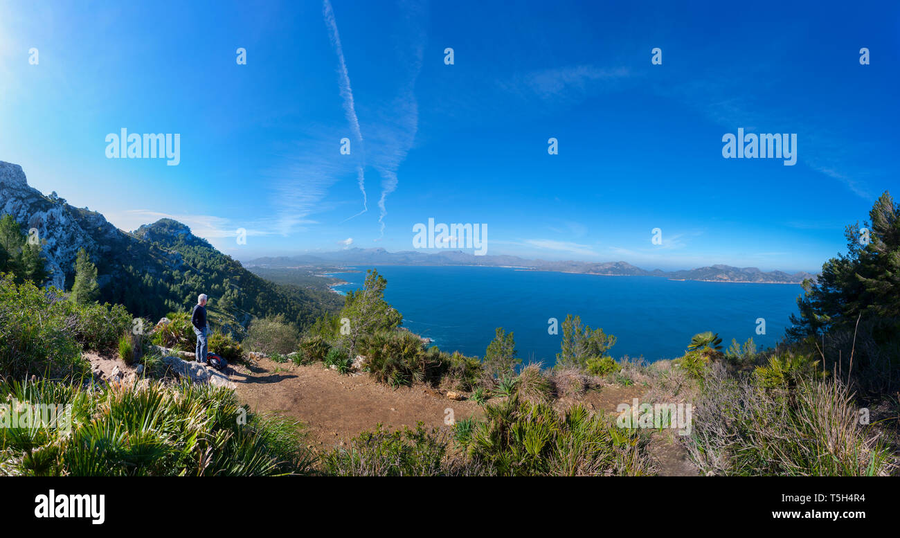 Isole Baleari Spagna, Mallorca, Penisola Formentor, escursionista cercando di Pollenca Foto Stock