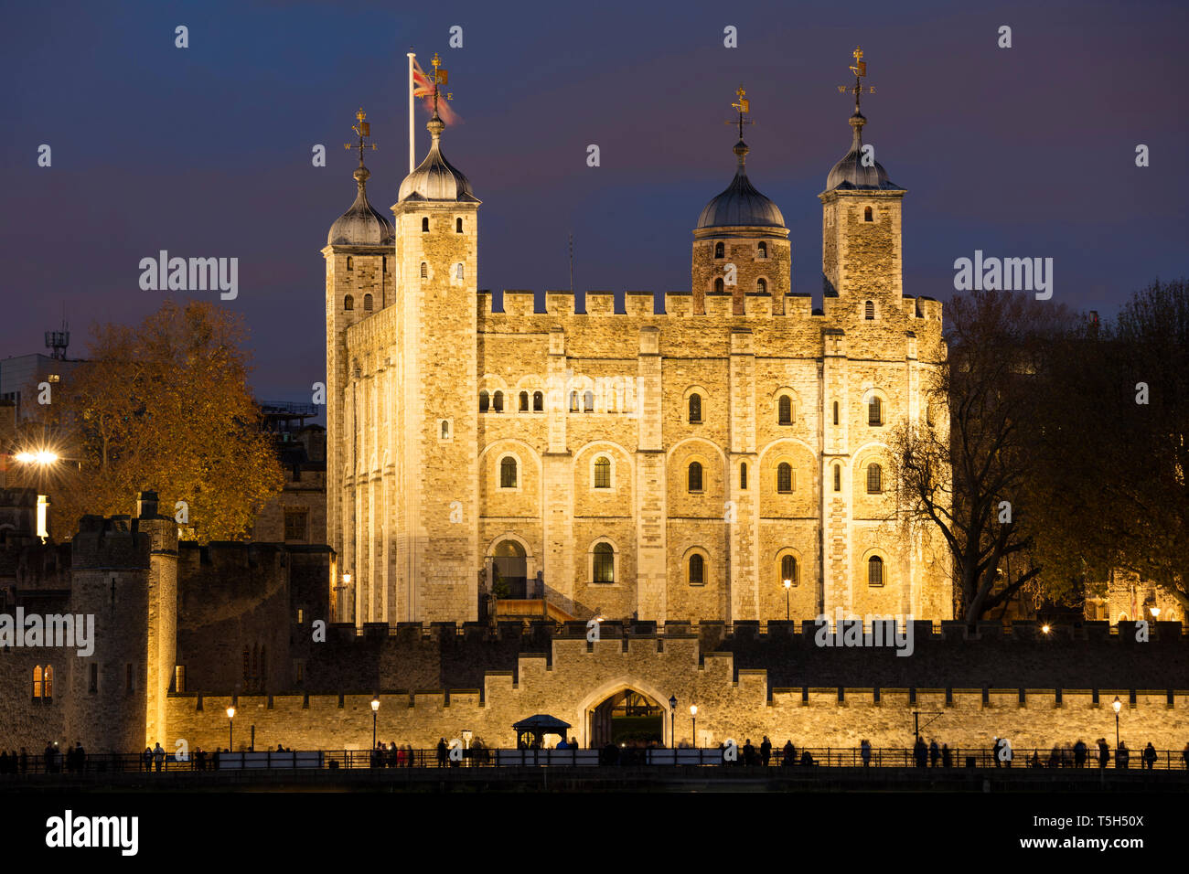 Regno Unito, Inghilterra, Londra, Tower Hill, Torre Bianca di notte Foto Stock
