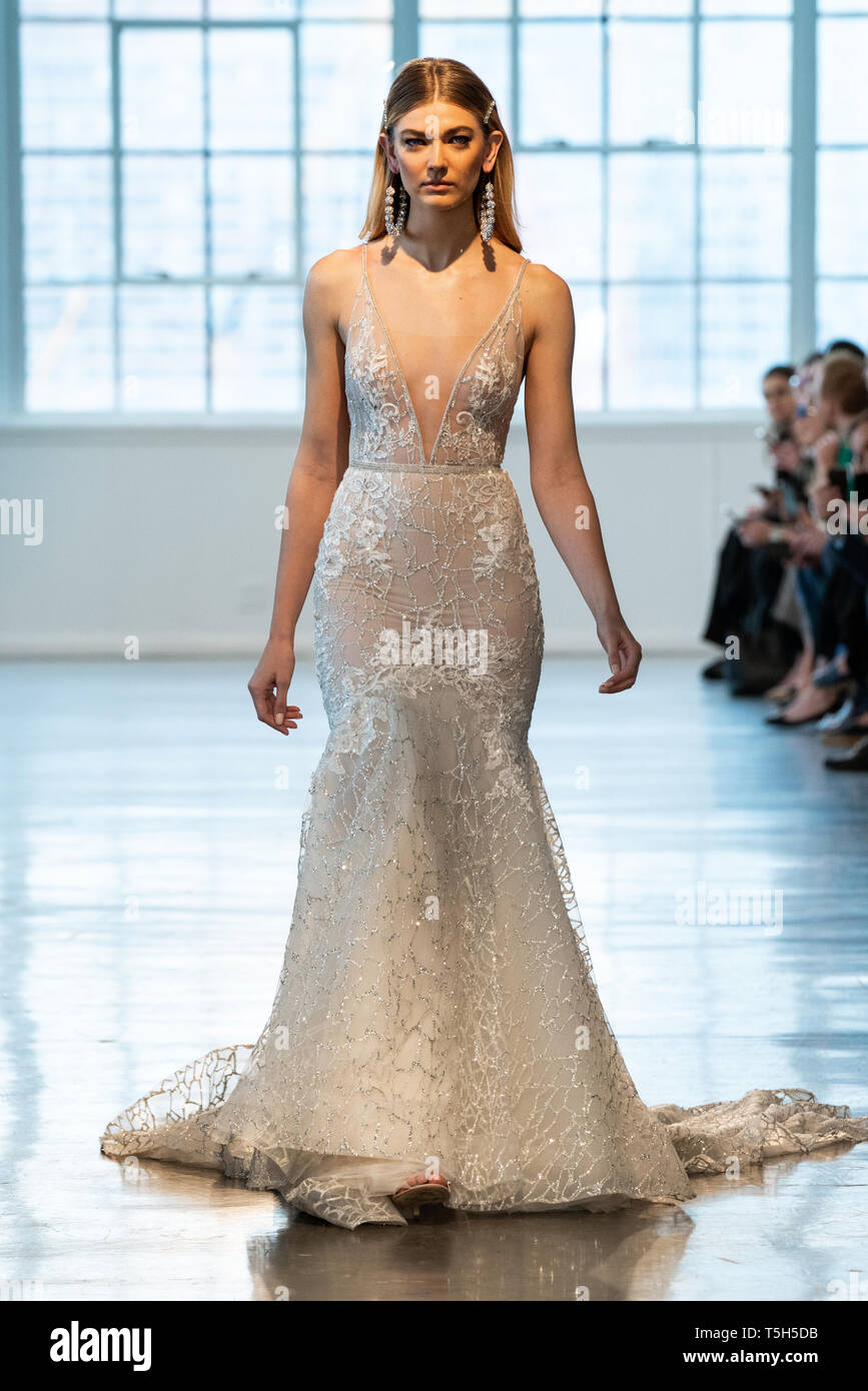 NEW YORK, NY - 12 aprile: un modello passeggiate sulla pista durante la Berta molla nuziale 2020 collezione di moda il 12 aprile 2019 a New York, NY. Foto Stock