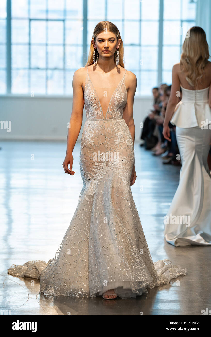 NEW YORK, NY - 12 aprile: un modello passeggiate sulla pista durante la Berta molla nuziale 2020 collezione di moda il 12 aprile 2019 a New York, NY. Foto Stock