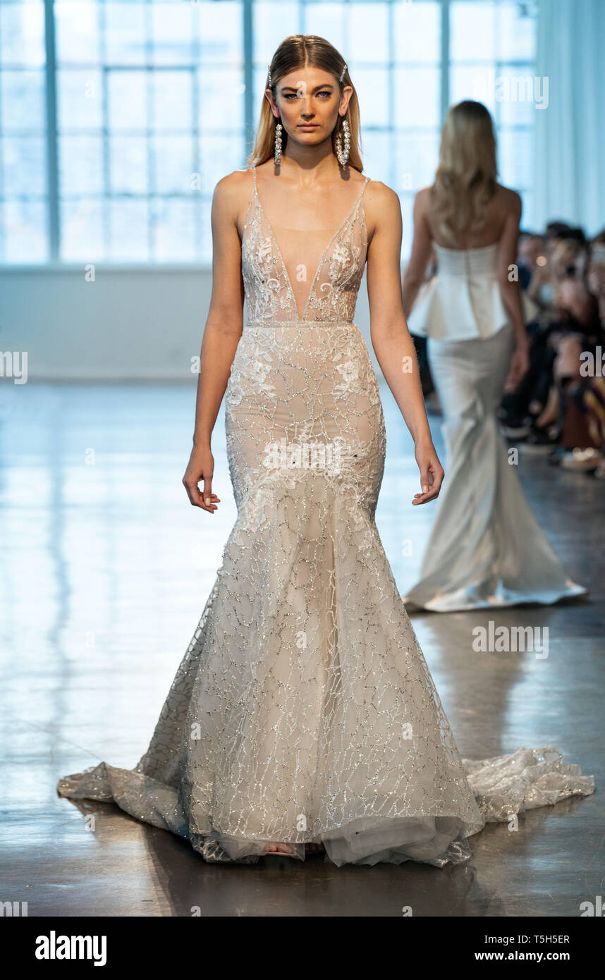 NEW YORK, NY - 12 aprile: un modello passeggiate sulla pista durante la Berta molla nuziale 2020 collezione di moda il 12 aprile 2019 a New York, NY. Foto Stock
