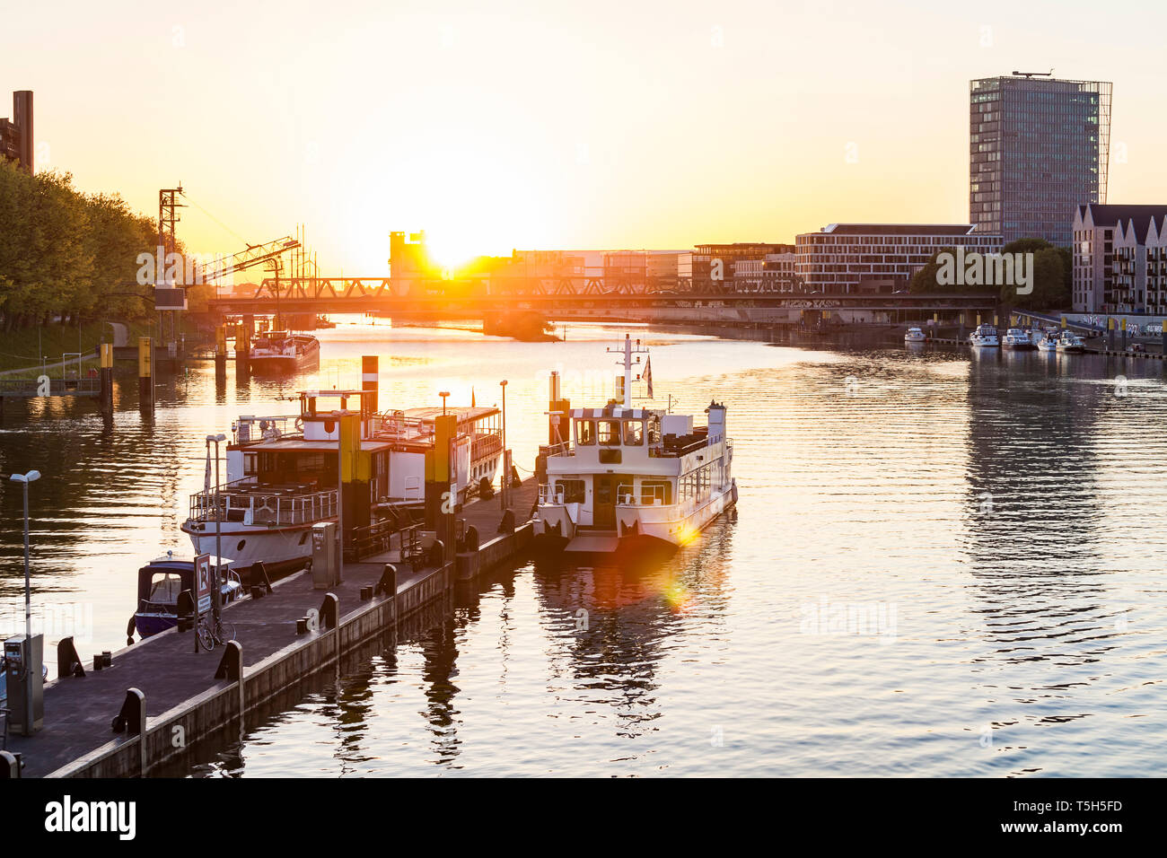 La Germania, la libera città anseatica di Brema, Schlachte, Weser, jetty, escursione barche, Stephani bridge, Weser Tower, alta crescita, tramonto Foto Stock