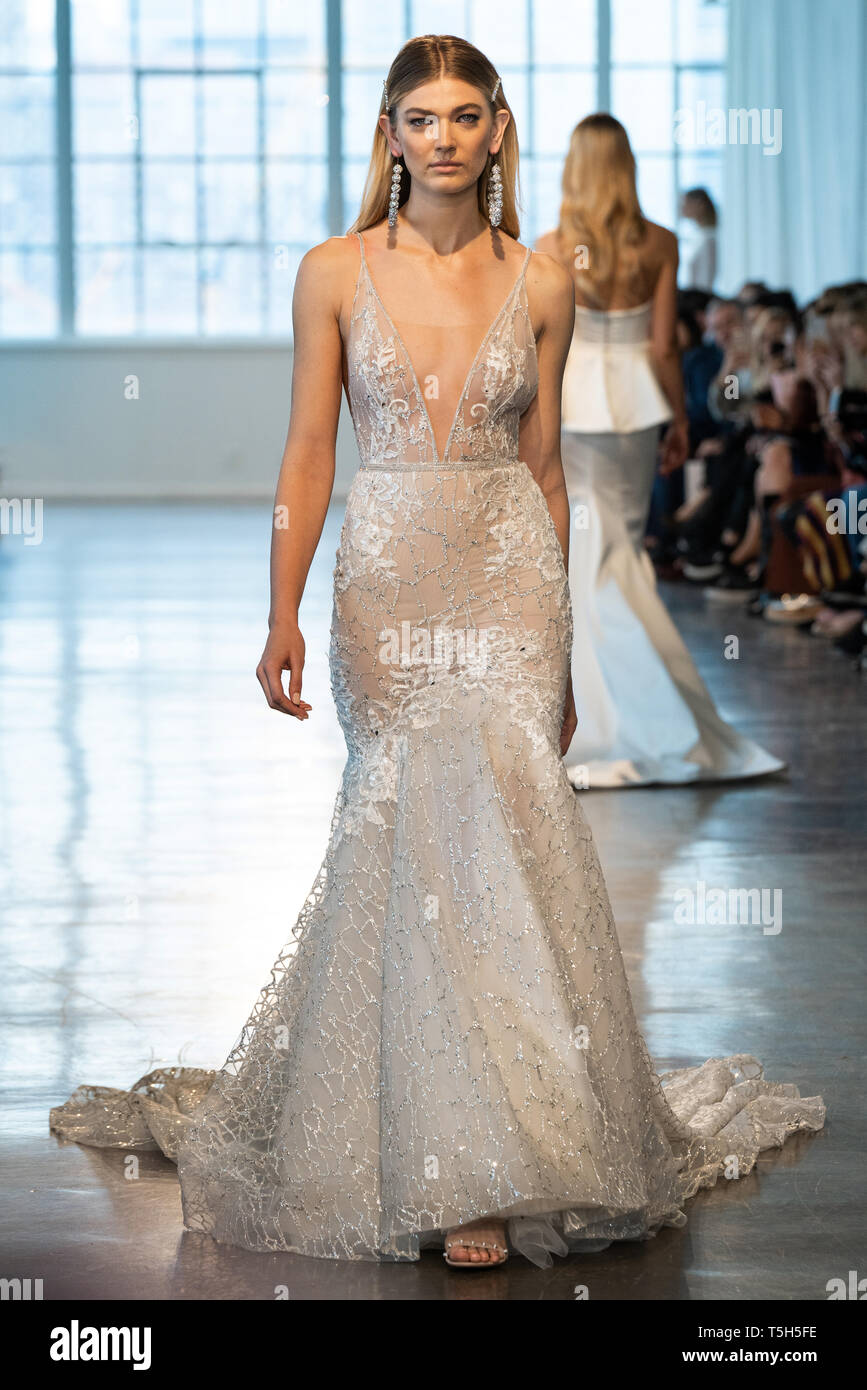 NEW YORK, NY - 12 aprile: un modello passeggiate sulla pista durante la Berta molla nuziale 2020 collezione di moda il 12 aprile 2019 a New York, NY. Foto Stock