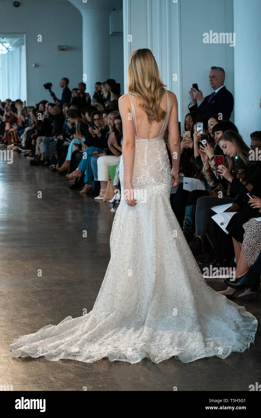 NEW YORK, NY - 12 aprile: un modello passeggiate sulla pista durante la Berta molla nuziale 2020 collezione di moda il 12 aprile 2019 a New York, NY. Foto Stock