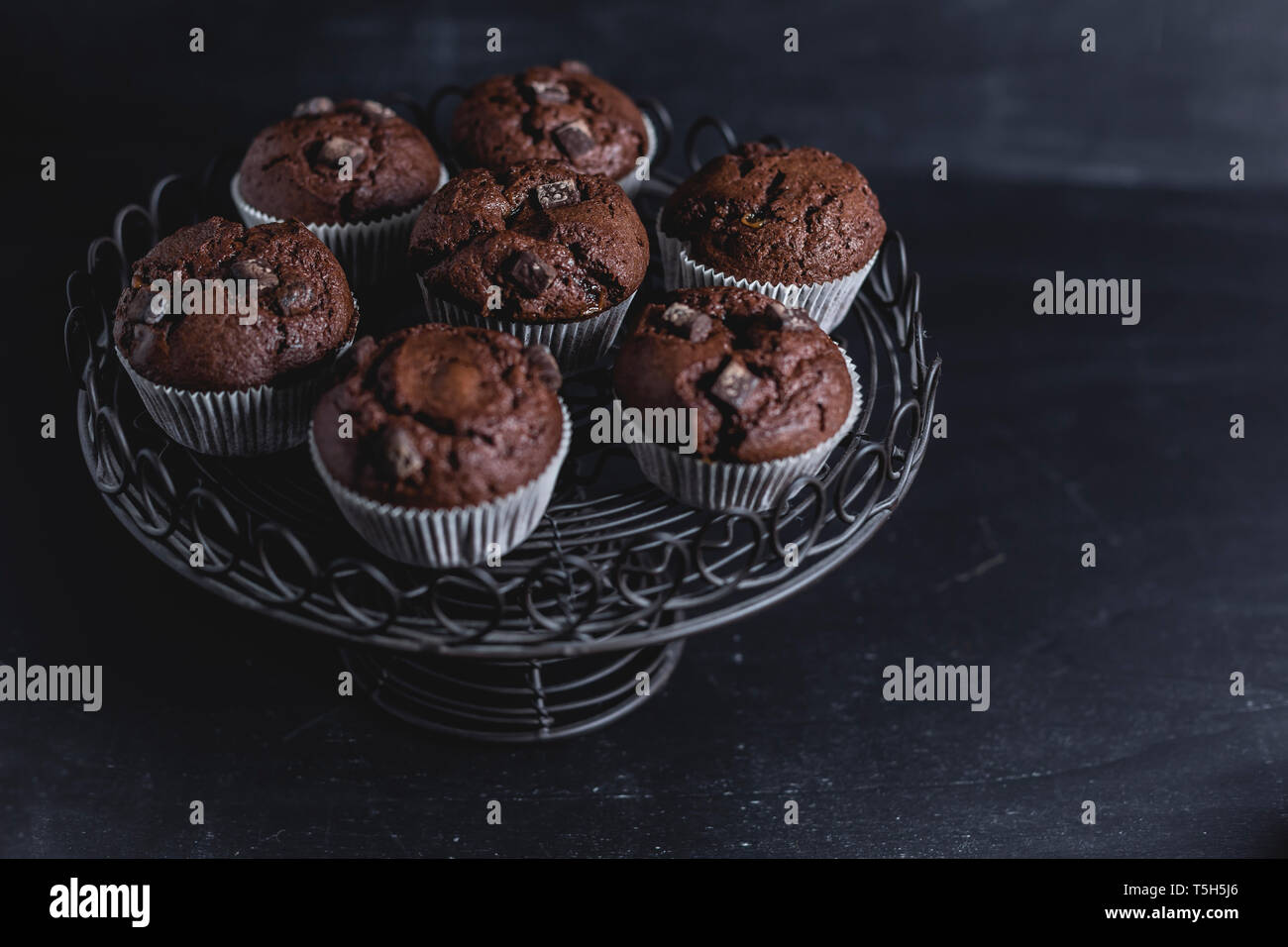 Muffin al cioccolato sulla torta stand Foto Stock