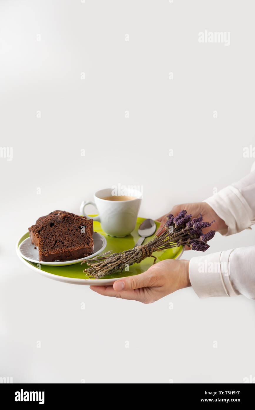 In casa torta al cioccolato e caffè sulla piastra Foto Stock