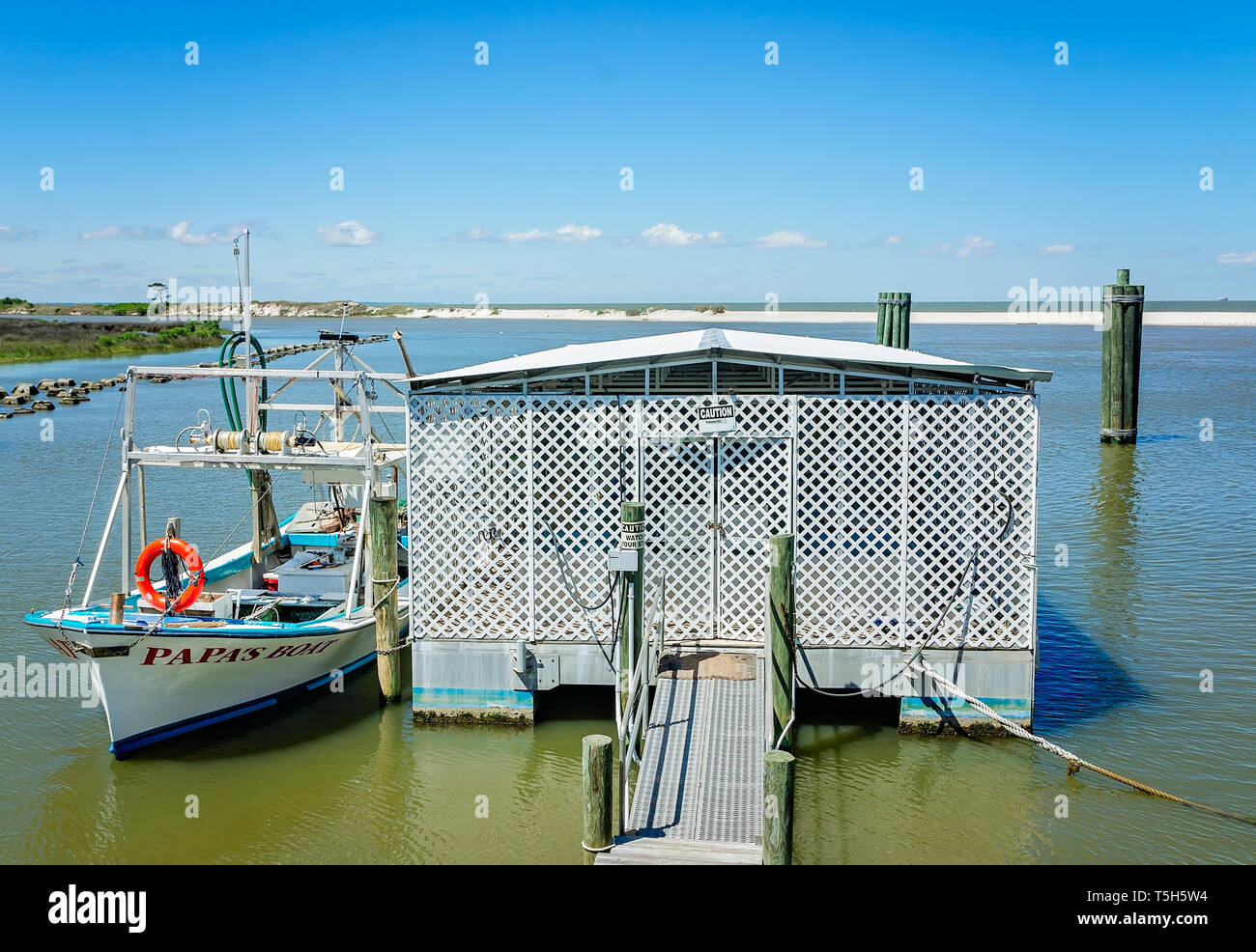 Papa della barca, un commerciale peschereccio, è ancorato, Aprile 14, 2019 in Dauphin Island, Alabama. Foto Stock