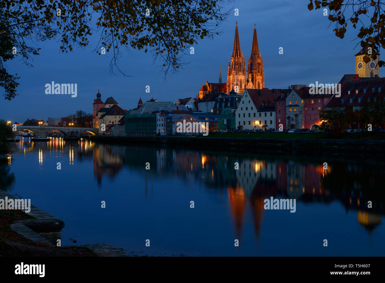 In Germania, in Baviera, Regensburg, città vecchia, il ponte di pietra, Bruck Gate e Cattedrale di Ratisbona, Danubio di notte Foto Stock