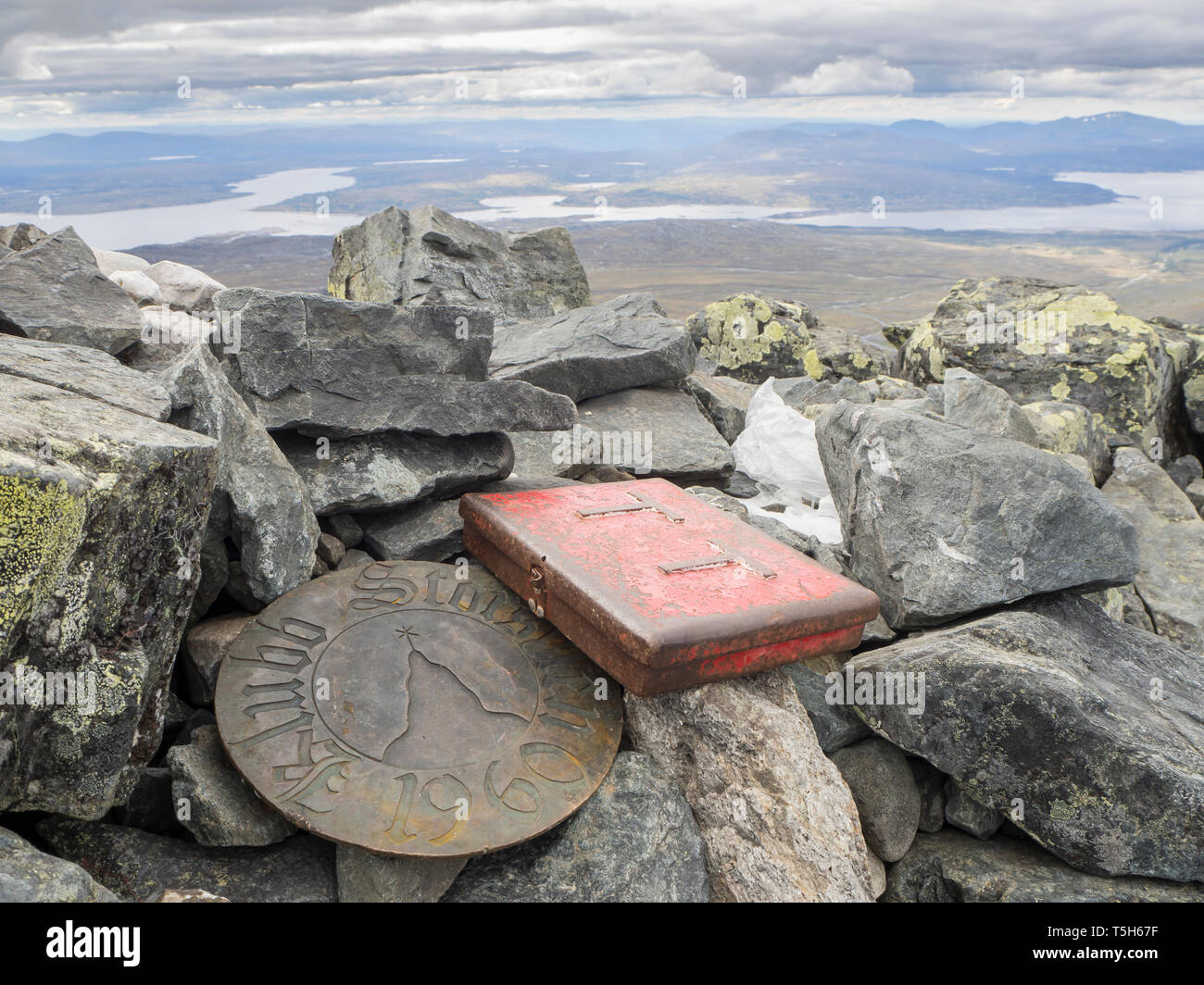 Jamtland, Svezia, Vertice marcatura e scrigno per un picco-libro sulla montagna Storsylen Foto Stock