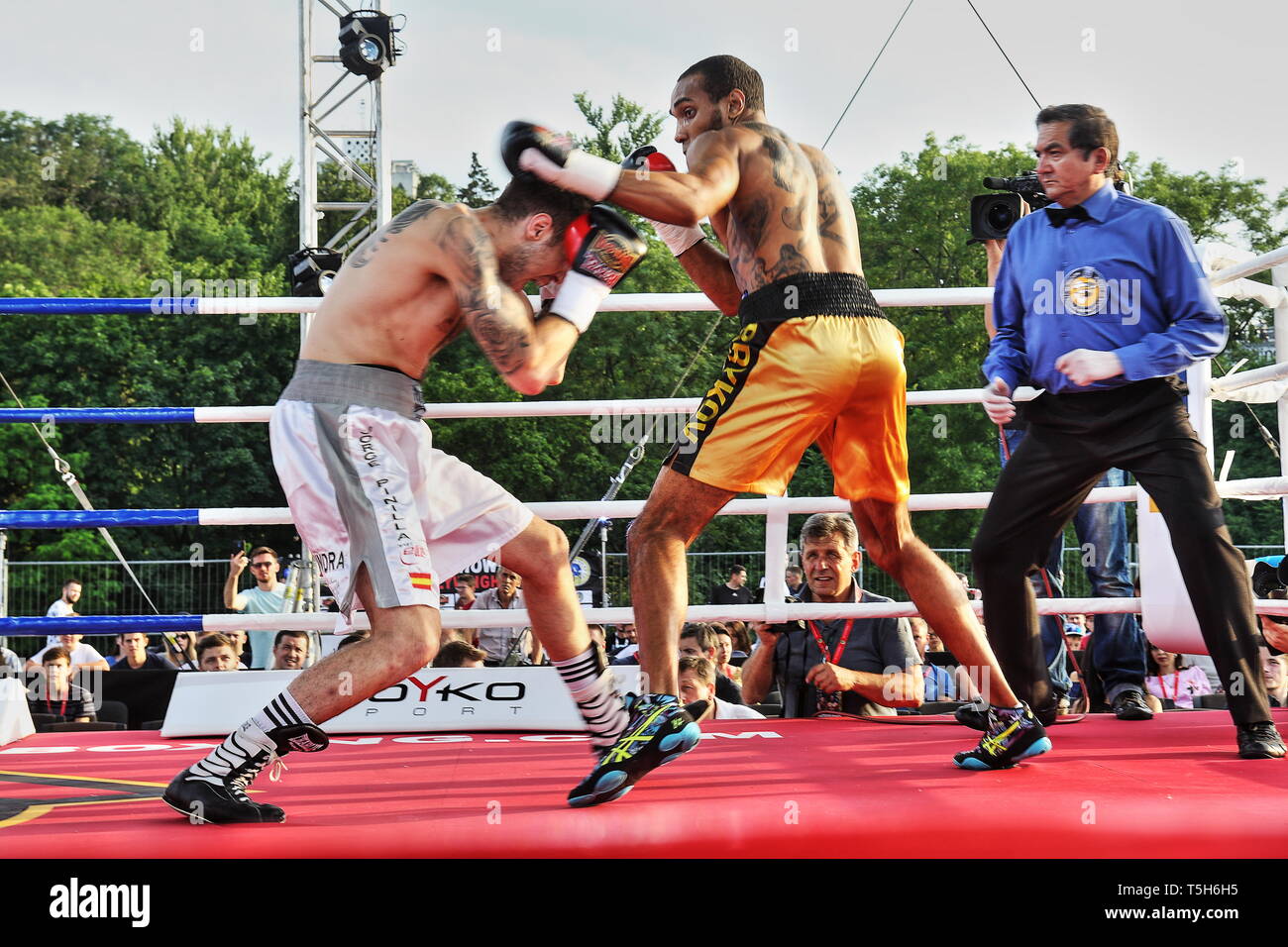 Boxe Afro-Ukrainian prospettiva Timur Brykov (R) combatte vs Jorge Pinilla in undercard di Artem Dalakian home WBA pesi mosca titolo difesa giugno2018,Kiev Foto Stock