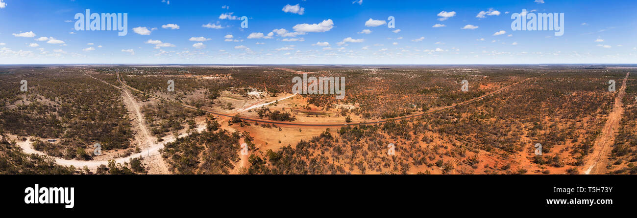 Terre Rosse di outback piatte pianure intorno a Lightning Ridge città regionale - capitale mondiale delle miniere di opale. Antenna di elevata ampia vista panoramica su un soleggiato d Foto Stock