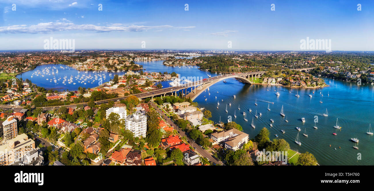 Sydney interna periferia ovest sulle rive del fiume Parramatta intorno Gladesville Bridge verso ovest e distante Parramatta CBD. Foto Stock