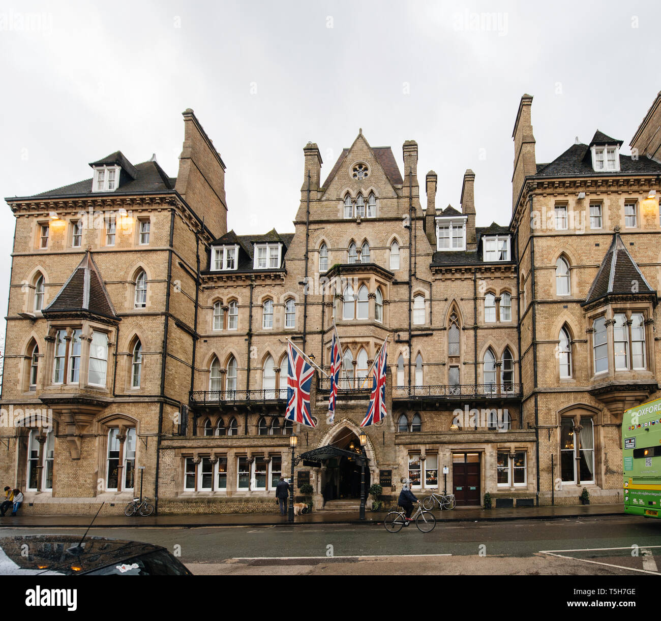 Oxford, Regno Unito - Mar 4, 2017: Macdonald Randolph Hotel nel centro di Oxford Beaumont Street, all'angolo con il Magdalen Street, di fronte al museo Ashmolean Museum e vicino a Oxford Playhouse. L'architettura dell'hotel vittoriano è in stile gotico. Foto Stock