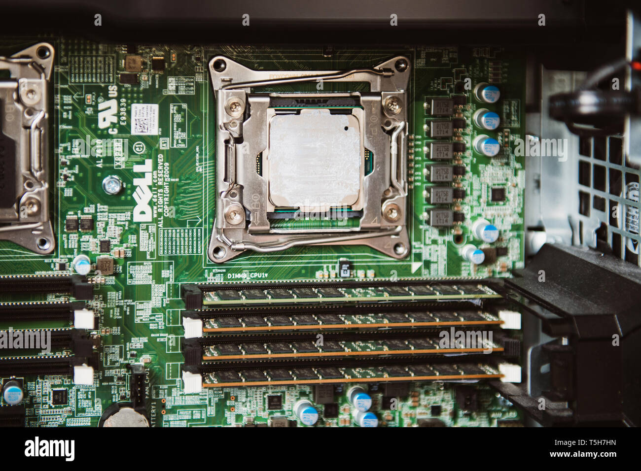 Parigi, Francia - Apr 17, 2019: Dell Precision Workstation con CPU doppia da uno di esso con applicata la pasta termica per dissipatore di calore Foto Stock