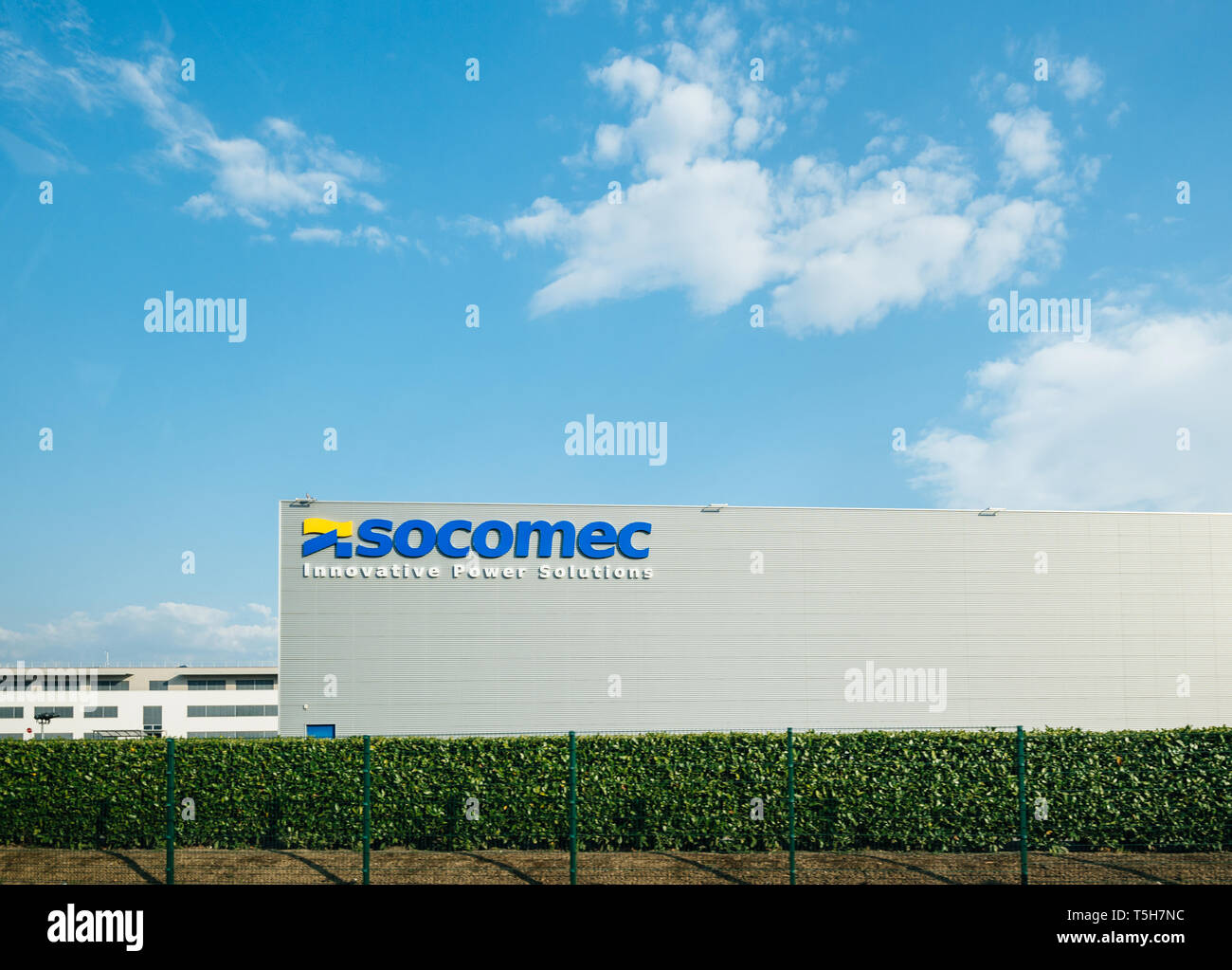 Strasburgo, Francia - Apr 19, 2019: Fabbrica Socomec vista dalla strada. La Socomec è un'apparecchiatura elettrica la progettazione e la fabbricazione di una società specializzata in energia a bassa tensione le prestazioni in termini di sicurezza e di continuità del servizio, qualità ed efficienza energetica Foto Stock