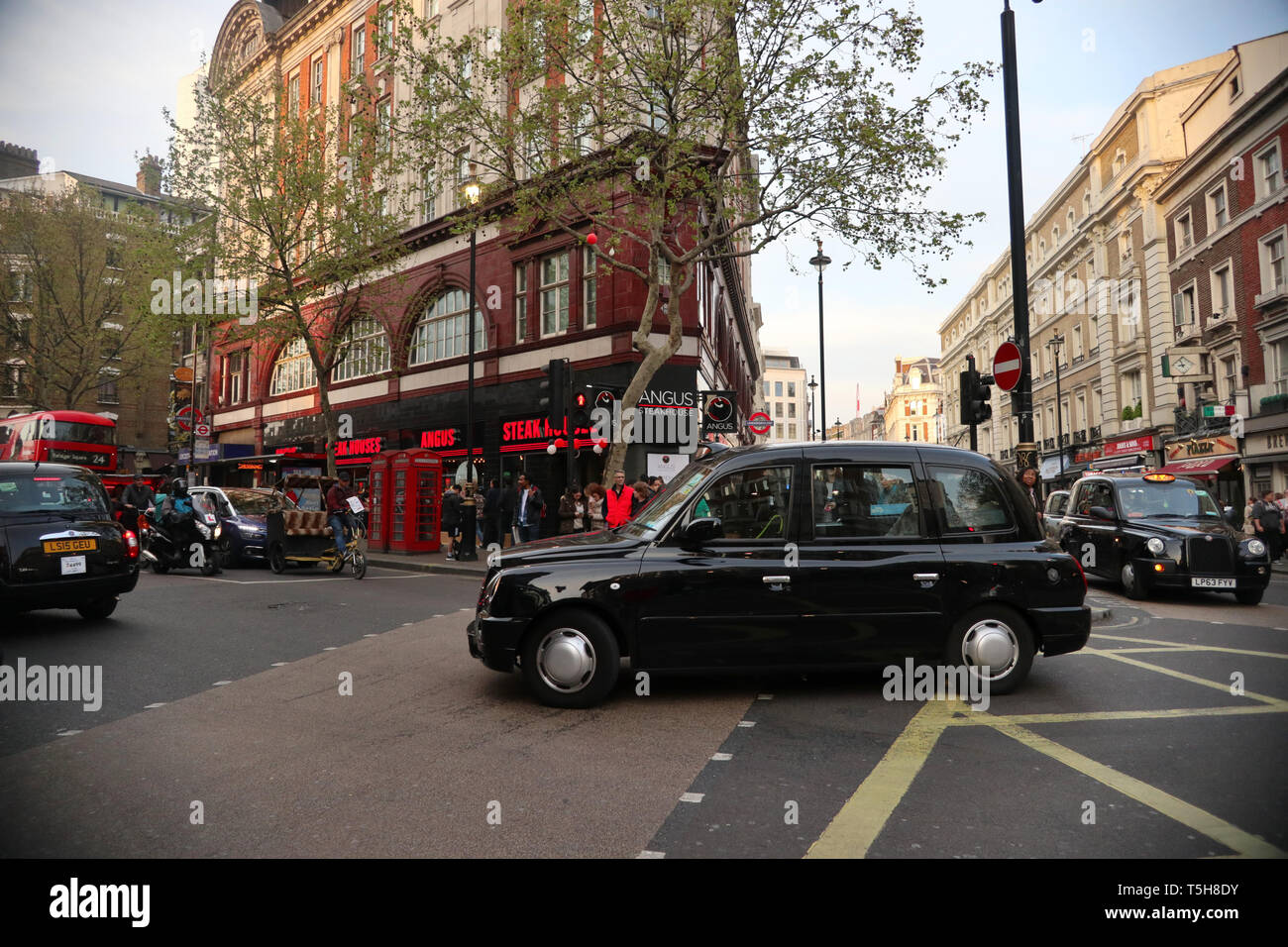 Nero con Taxi a carbonizzazione Cross Road, Londra. Inghilterra, Regno Unito Foto Stock