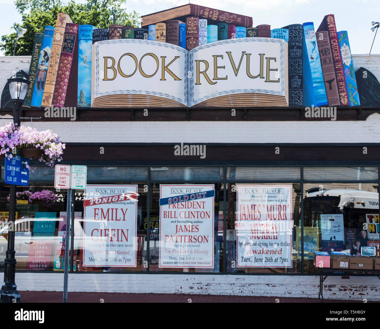 Huntington, NY, Stati Uniti d'America - 26 Giugno 2018: il Presidente Bill Clinton e autore James Patterson lettura del loro libro al venduto fuori recensione del libro nel centro cittadino di Hunti Foto Stock