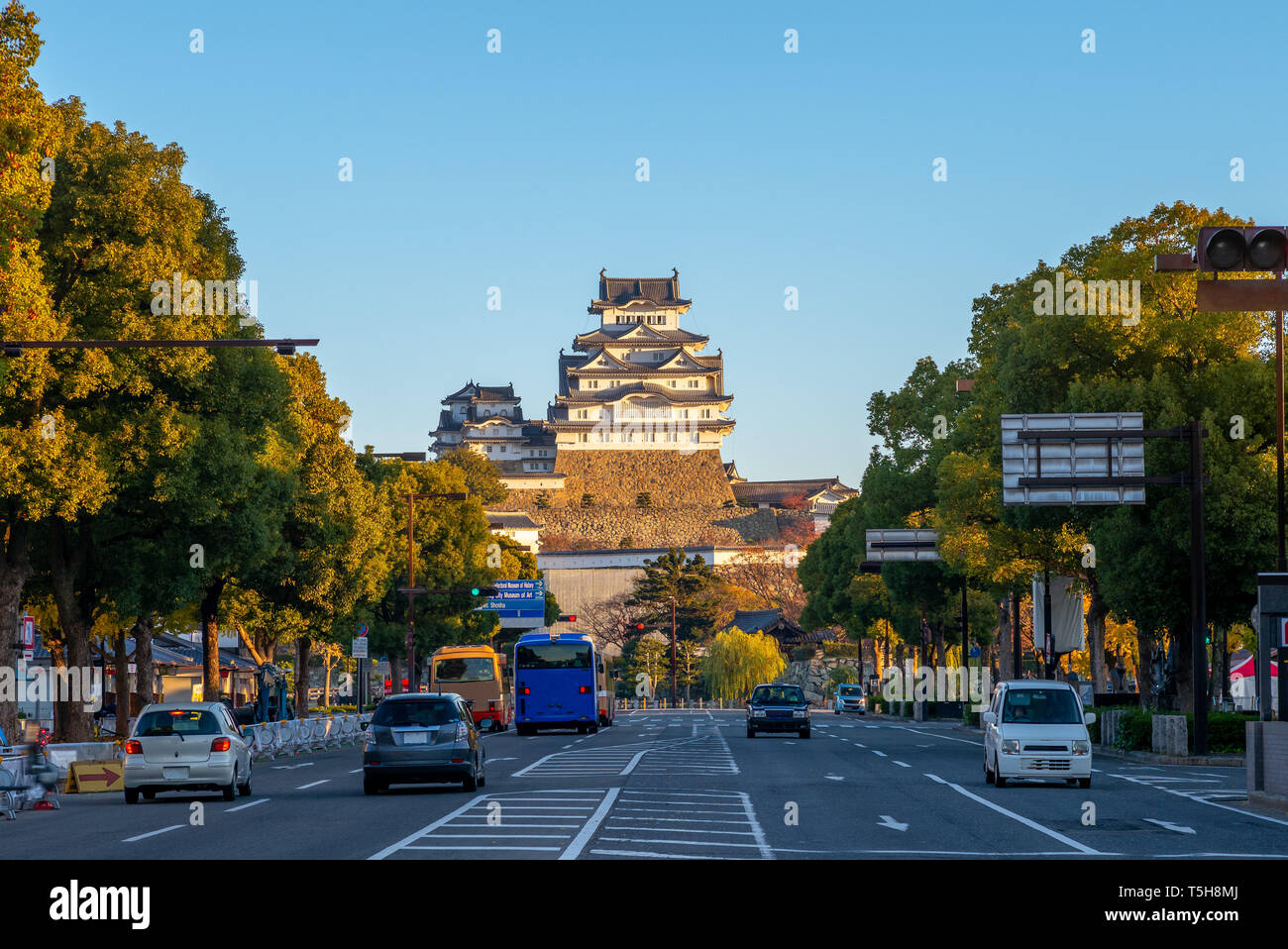 Street View di himeji city con castello in Giappone Foto Stock
