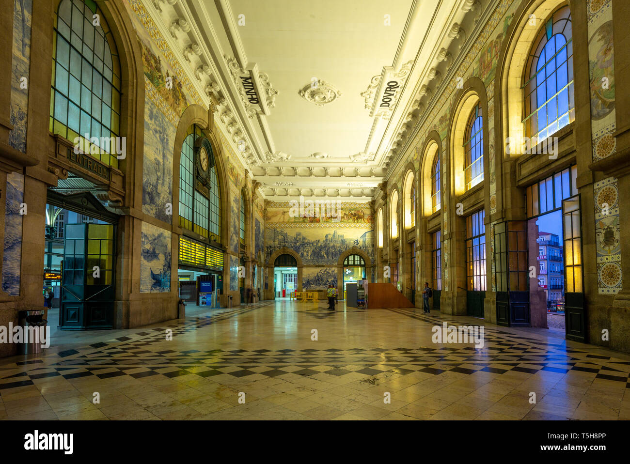 Porto, Portogallo - 26 Settembre 2018: pannello azulejo e piastrella adornati di vestibolo in alla Stazione Ferroviaria di Sao Bento, Porto. Foto Stock