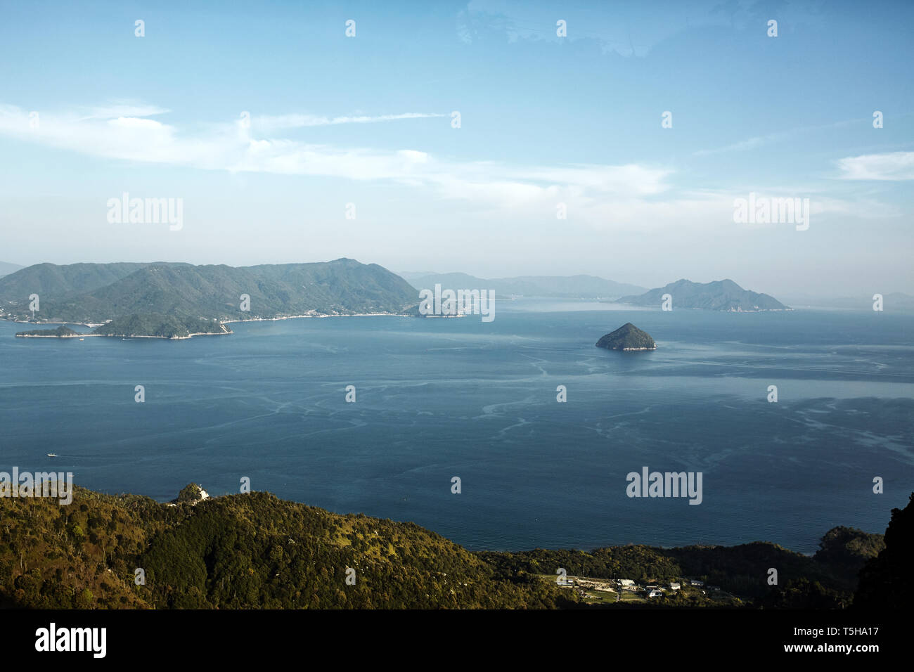 Il giro in gondola attraverso il monte Misen paesaggio affacciato Miyajima e baia di Hiroshima. Miyajima, Giappone Foto Stock