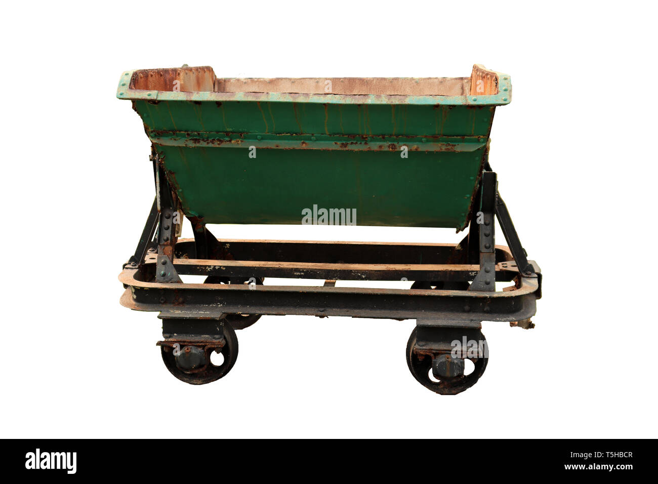 Abbandonato un veicolo per il trasporto di merci, vecchio carrello minerario isolati su sfondo bianco ad alta risoluzione galleria dell'immagine. Foto Stock