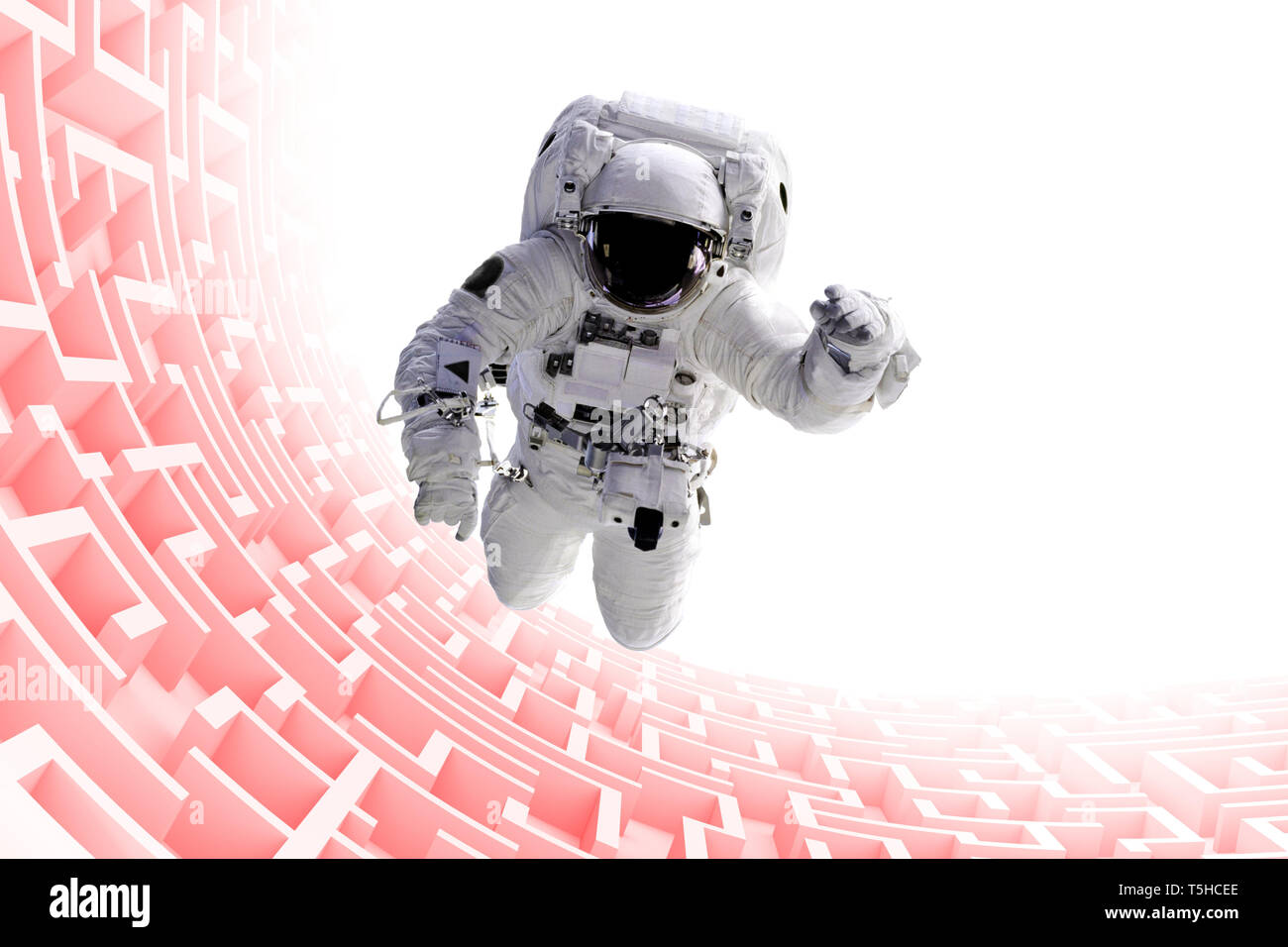 Astronauta su enorme labirinto infinito struttura Foto Stock