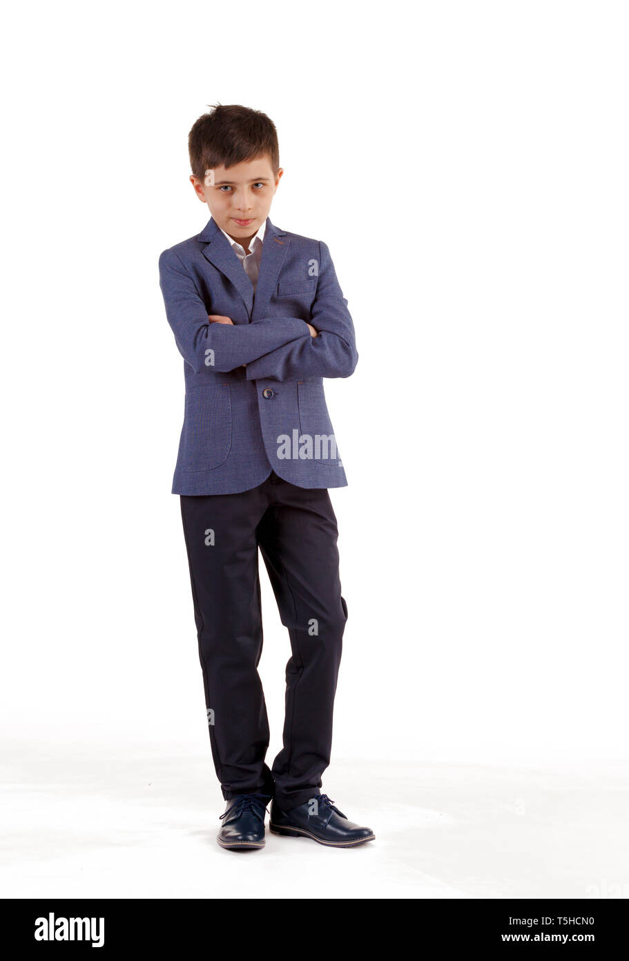 Moda per bambini. Ragazzo in un elegante giacca e pantalone isolati su  sfondo bianco. Imprenditore boy Foto stock - Alamy