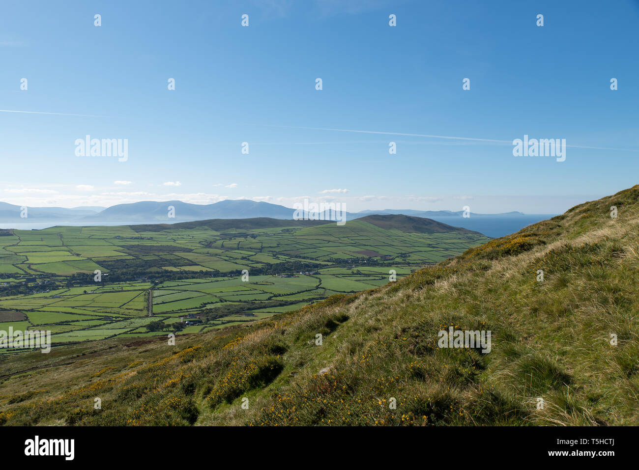 Penisola di Dingle campagna con penisola Inveragh montagne in distanza, nella contea di Kerry, Repubblica di Irlanda. Foto Stock