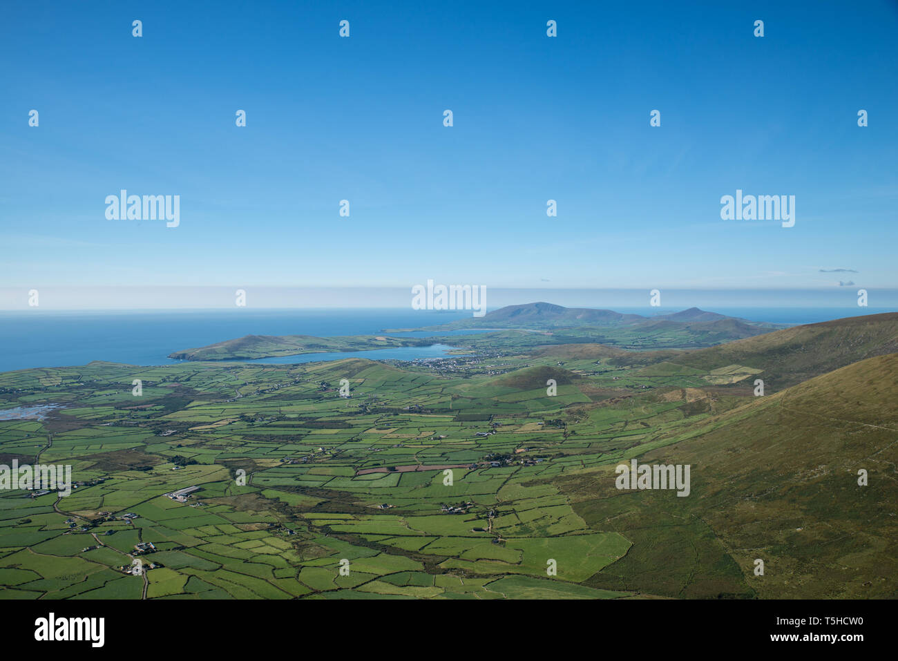 Dingle bay e il villaggio di Dingle (2.000 abitanti) sulla penisola di Dingle nella zona ovest di Kerry, Repubblica di Irlanda. Foto Stock