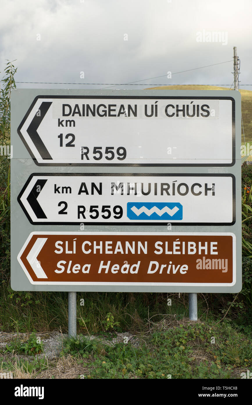 I cartelli stradali in lingua gaelica, Co. Kerry, Irlanda. In alcune parti  dell'Irlanda zone chiamate Gaeltacht, Gaelico è riconosciuto come una  lingua principale Foto stock - Alamy