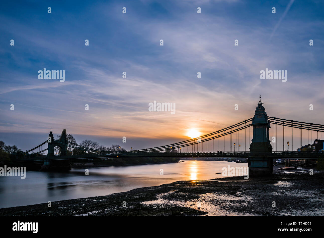 Tramonto sul ponte di Hammersmith, London, Regno Unito Foto Stock