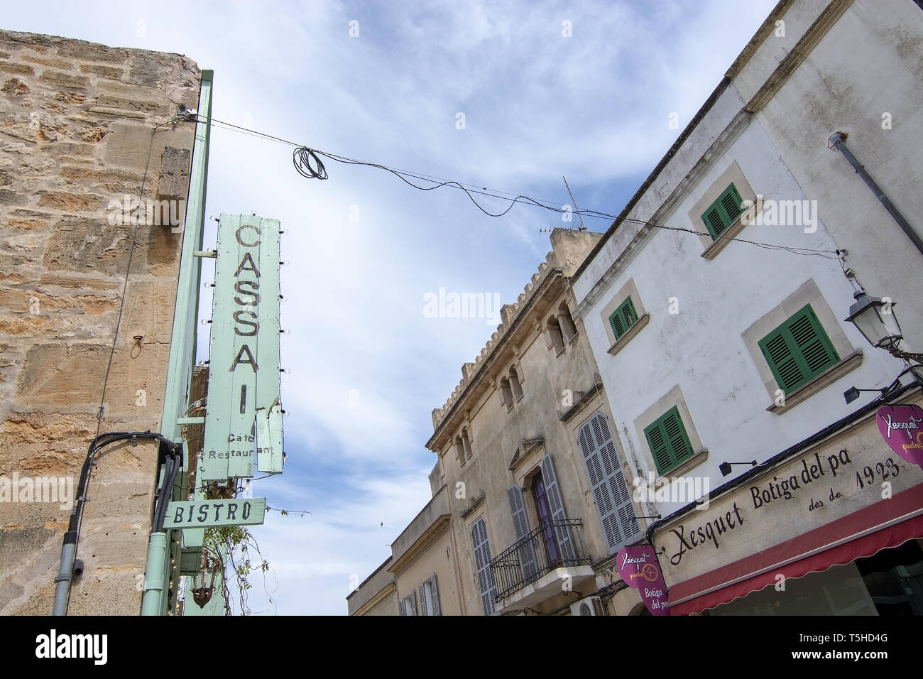 SES SALINES, MALLORCA, Spagna - 15 Aprile 2019: Un accogliente bar e di un ristorante esterno Cassai street view e dettagli interni nel centro città in un nuvoloso Foto Stock