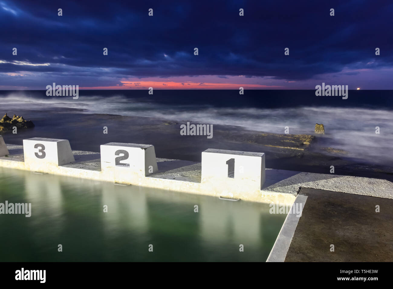 Il Merewether Ocean bagni e il loro lato oceano blocchi di partenza sono una parte iconica di Newcastle il paesaggio urbano. Merewether - Newcastle - NSW Austra Foto Stock