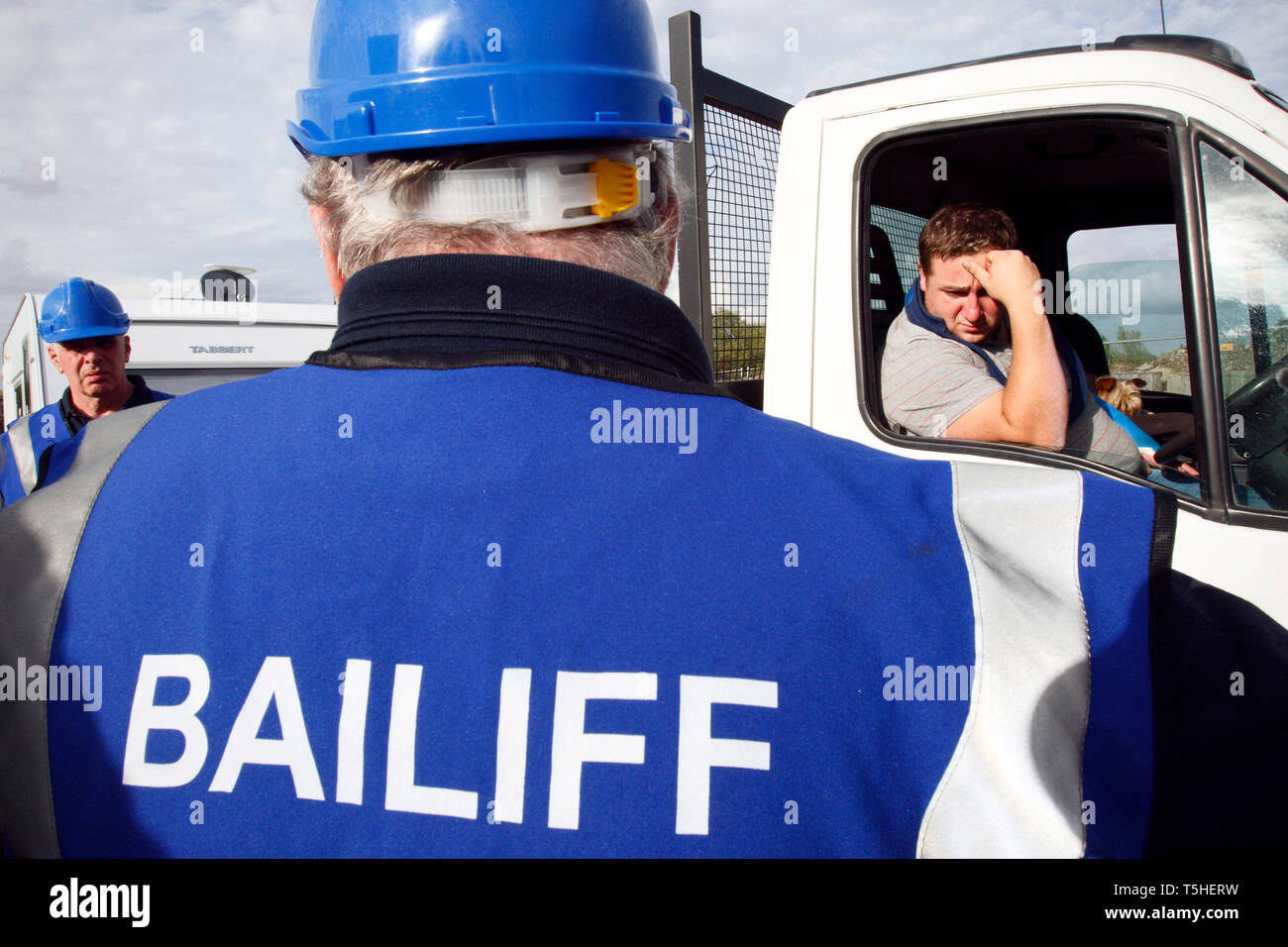 Ufficiali giudiziari rimuovere i viaggiatori dopo che il Consiglio è servito un avviso di sfratto. Hovefields Drive a Basildon. Il 7 settembre 2010. Foto Stock