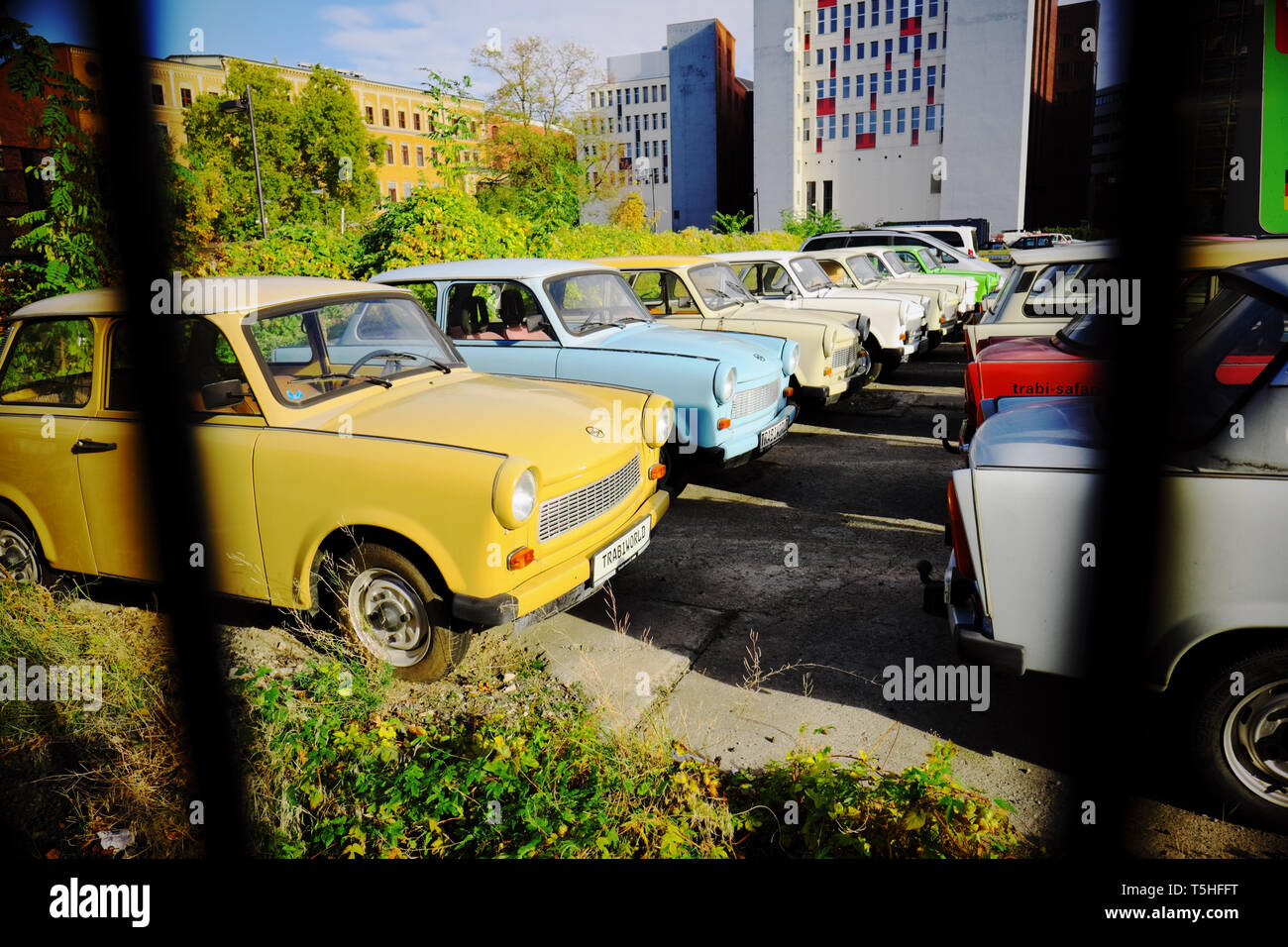 Berlino Germania un sacco di Est Classico Tedesco Trabant automobili parcheggiate all' Trabi World Tour Centre Foto Stock