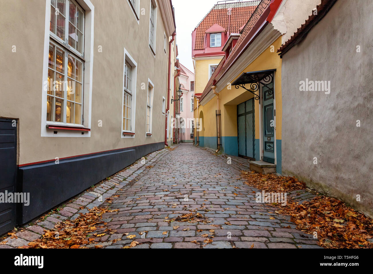 Strade e città vecchia architettura capitale estone, Tallinn, Estonia Foto Stock