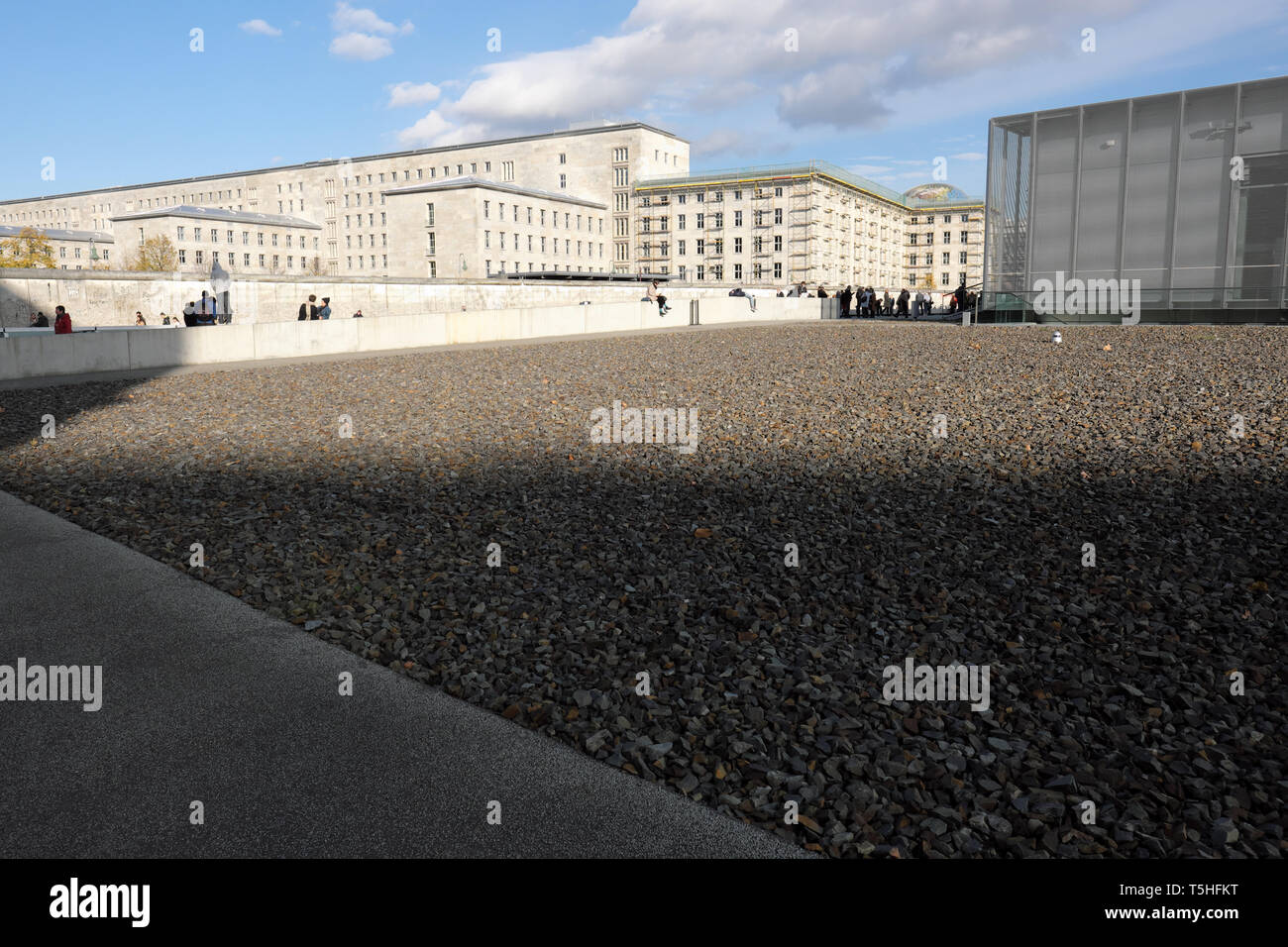 Berlino Germania - visitatori di Topografia del Terrore vista museo nazista epoca cantine di ex Gestapo sito HQ - dietro è ex nazista Ministero dell'aria Foto Stock