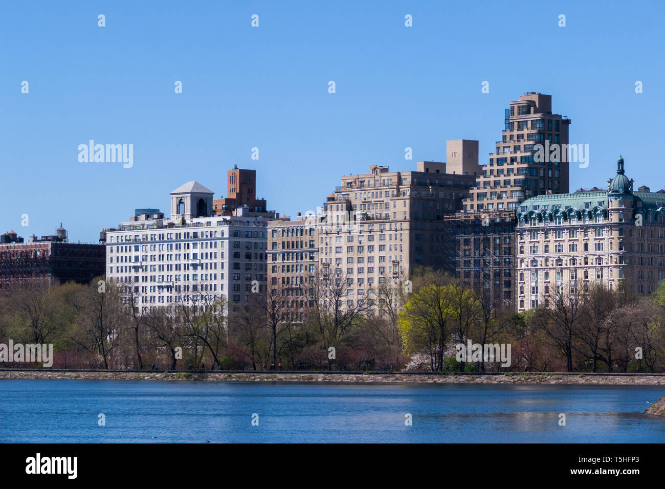 Architettura a fianco di Central Park e il Jacqueline Kennedy Onassis Reservoir, Manhattan, New York City, Stati Uniti d'America Foto Stock