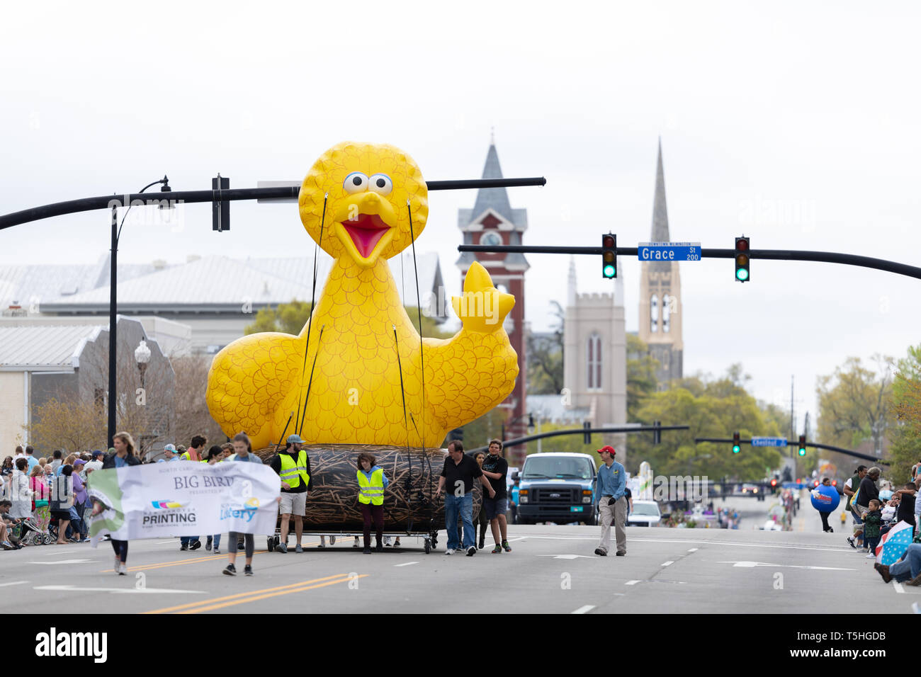 Wilmington, Carolina del Nord, Stati Uniti d'America - Aprile 6, 2019: Il North Carolina Azalea Festival, il palloncino di grosso uccello di Sesame Street, andando verso il basso 3a strada a Foto Stock